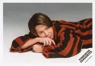 ジャニーズ/山下智久/横型・上半身・寝そべり・衣装赤・黒・両手曲げ・目線右・背景グレー/「TOMOHISA YAMASHITA LIVE TOUR 2018 UNLEASHED -FEEL THE LOVE-」グッズオフショット/公式生写真