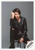 ジャニーズ/山下智久/全身(足見切れ)・衣装黒・右足曲げ・右手曲げ・目線右・背景グレー/「TOMOHISA YAMASHITA LIVE TOUR 2018 UNLEASHED -FEEL THE LOVE-」グッズオフショット/公式生写真