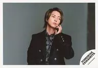 ジャニーズ/山下智久/横型・上半身・衣装黒・白・左手顔・目線右・背景グレー/「TOMOHISA YAMASHITA LIVE TOUR 2018 UNLEASHED -FEEL THE LOVE-」グッズオフショット/公式生写真