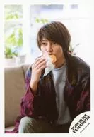 ジャニーズ/山下智久/膝上・ソファー座り・衣装衣装グレー・紫・チェック柄・右手曲げ・目線左/「TOMOHISA YAMASHITA LIVE TOUR 2018 UNLEASHED -FEEL THE LOVE-」グッズオフショット/公式生写真