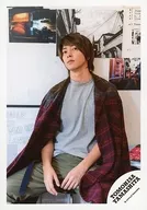ジャニーズ/山下智久/膝上・座り・衣装グレー・紫・チェック柄・ジャケット肩掛け・足開き・カメラ目線/「TOMOHISA YAMASHITA LIVE TOUR 2018 UNLEASHED -FEEL THE LOVE-」グッズオフショット/公式生写真
