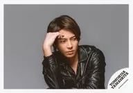 ジャニーズ/山下智久/横型・バストアップ・衣装黒・右手曲げ・目線右・背景グレー/「TOMOHISA YAMASHITA LIVE TOUR 2018 UNLEASHED -FEEL THE LOVE-」グッズオフショット/公式生写真