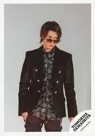ジャニーズ/山下智久/膝上・衣装黒・白・サングラス・右手ポケット・目線右・背景グレー/「TOMOHISA YAMASHITA LIVE TOUR 2018 UNLEASHED -FEEL THE LOVE-」グッズオフショット/公式生写真