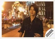 ジャニーズ/山下智久/横型・上半身・衣装黒・左手帽子・左向き/海外オフショット/公式生写真
