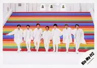 Kis-My-Ft2/集合(7人)/横型・全身・衣装白・正面向き・センター北山・宮田右手広げ・背景レインボーの階段/シングル「君、僕。」MV＆ジャケ写オフショット/公式生写真 