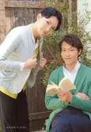 執事歌劇団/香川・隈川/膝上・衣装グレー・緑・香川座り・左手本・隈川前屈み/執事歌劇団公式生写真