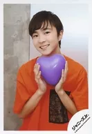 少年忍者/長瀬結星/上半身・衣装オレンジ・両手ハートの風船・顔左向き・笑顔・歯見せ/「SUMMER STATION パパママ一番 裸の少年 夏祭り!」グッズオフショット/公式生写真