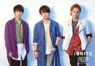 KAT-TUN/集合(3人)/横型・膝上・衣装紫・緑・青・白・赤・目線左・亀梨左手ポケット・背景白・右下ロゴ/「KAT-TUN LIVE TOUR 2019 IGNITE」オリジナルフォト