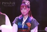 楠田亜衣奈/ライブフォト・横型・バストアップ・衣装青・黒・白・両手下・口閉じ・左向き・背景黒/舞台「DisGOONie Presents Vol.5『PHANTOM WORDS』」ステージブロマイド