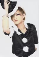 DIAURA/達也/上半身・衣装白・黒・サンタ衣装・右手帽子・顔左向き・背景白/公式生写真