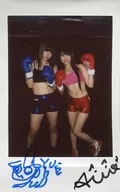 ☆YUE・なつめ愛莉/直筆サイン入り・全身・衣装青・赤・グローブ・背景黒/DVD「BWP vs FGI 女子ボクシング大戦 02」特典生チェキ