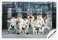 Hey!Say!JUMP/集合(8人)/横型・全身・衣装白・黒・中腰・両手パー・足開き/シングル「I am / Muah Muah」MV＆ジャケ写オフショット/公式生写真