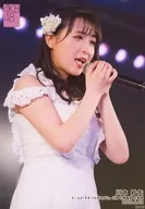 川本紗矢/ライブフォト・上半身・衣装白・右向き・両手マイク口元/AKB48 チーム4「手をつなぎながら」公演 石綿星南 生誕祭  ランダム生写真 2020.2.22