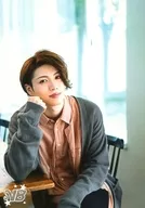 立石俊樹/膝上・衣装ピンク・グレー・椅子座り・右手頬杖・左手膝/「立石俊樹 ビジュアルボーイ 限定ブロマイド 第4弾」セブンイレブン・ファミリーマート・ローソン ブロマイドプリント