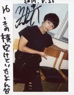 ☆友常勇気/直筆サイン、メッセージ入り「ゆーきの横空けといたよん」・膝上・衣装黒・座り・足組み・右腕曲げ/「友常勇気 2017 SUMMER ☆EVENT ～暑いときは熱い!～」ポラロイド