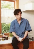 友常勇気/膝上・衣装青・ストライプ柄・眼鏡・座り・両手カップ・顔右向き/「友常勇気 Summer Event 2018 ～勇気100%～」ブロマイド
