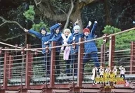 アルスマグナ/集合(5人)/横型・全身・衣装紺・片手上げ・センター福井・橋の上/「アルスマグナ～半熟男子の野望2HYPER～修学旅行」 思い出写真