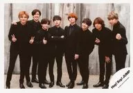 Hey!Say!JUMP/集合(8人)/横型・全身・衣装黒・薮両手ピース・山田腕組み・/シングル「Last Mermaid...」MV＆ジャケ写オフショット/公式生写真