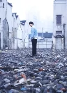 和田雅成/全身・衣装水色・デニム生地・左向き・振り向き・屋外・2Lサイズ/雑誌「ザテレビジョンSQUARE」 ランダムフォト
