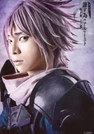橘龍丸(クダンシュタイン)/バストアップ・背景紫・キャラクターショット/「『舞台版 誰ガ為のアルケミスト』～聖ガ剣、十ノ戒～」キャストL版ブロマイド