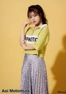 本村碧唯/膝上・右手人差し指顔・背景黄色/HKT48 2020年7月度 net shop限定個別生写真 July vol.1