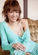 南明奈/上半身・座り・衣装水色・水着茶・右手袖・左手肘掛け・両手重ね・歯見せ・ソファ・2Lサイズ/生写真