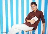 加藤靖久(三咲P)/横型・膝上・キャラクターショット/舞台「ナナマル サンバツ THE QUIZ STAGE O」ランダムブロマイド