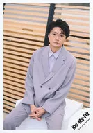 Kis-My-Ft2/横尾渉/膝上・座り/「Kis-My-Ftに逢える de Show 2022」グッズオフショット/公式生写真