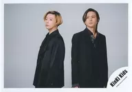 KinKi Kids/堂本剛・堂本光一/横型・上半身/「24451～君と僕の声～」グッズオフショット・「KinKi Kids POP UP STORE」キービジュアル撮影オフショット/公式生写真